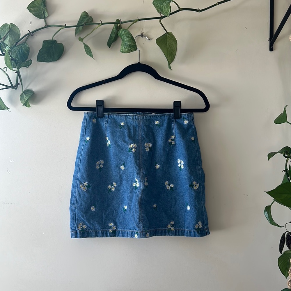 Adorable mini denim skirt embroidered with daisies!!🌼